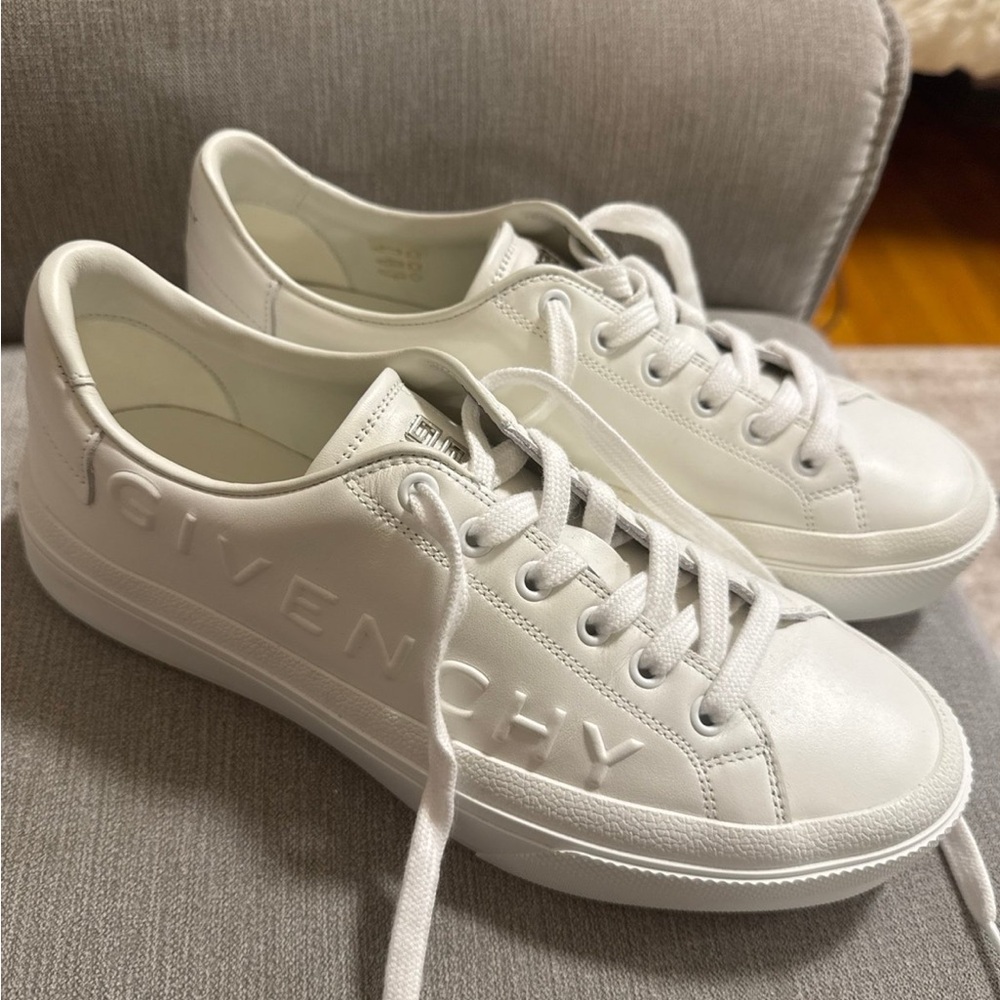 Givenchy White Embossed Leather Logo Low-Top Sneakers - Women